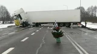 Na drodze stała ciężarówka