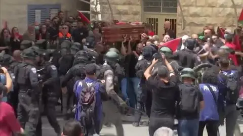 Izraelska policja rozgoniła pałkami niosących trumnę dziennikarki. Omal nie upadła na ziemię