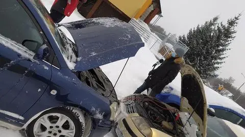 Wyciągają z zasp, odpalają auto. Kierowcy pomagają kierowcom w Białymstoku