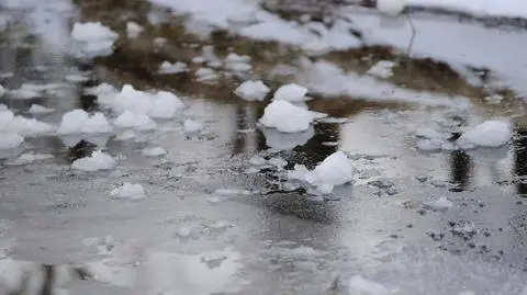 Mazurskie jeziora pokryły się taflą lodu cienką jak papier