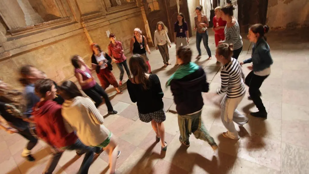 Sześć tysięcy uczestników, przeszło 120 warsztatów, stu artystów i 10 scen. W Lubiążu trwa XX Slot Art Festival.