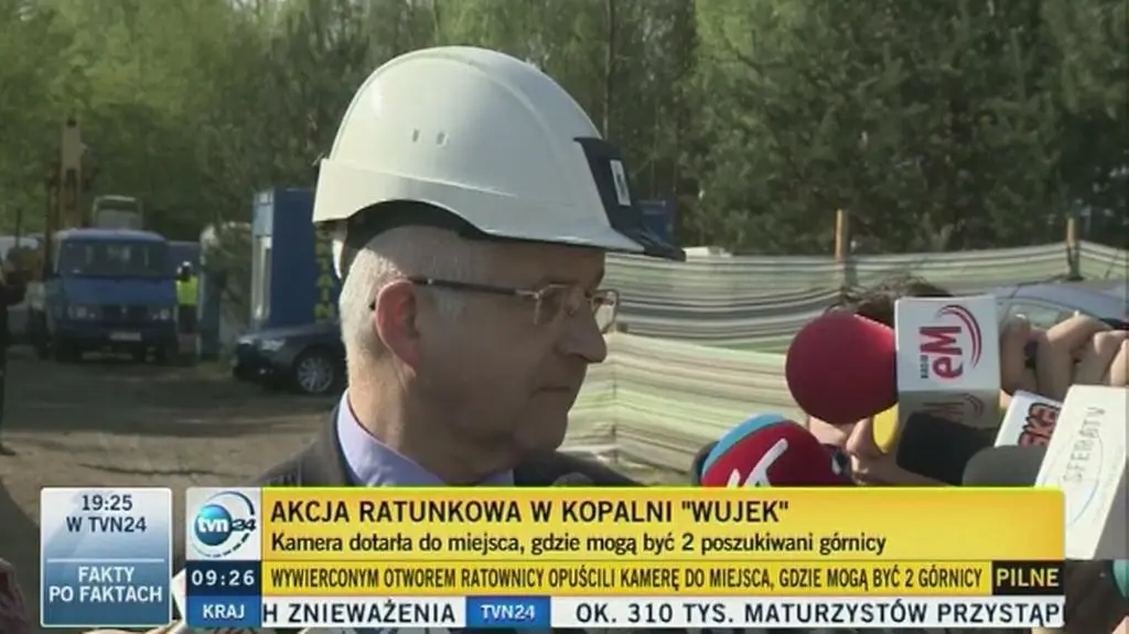 Kamera opuszczona do otworu