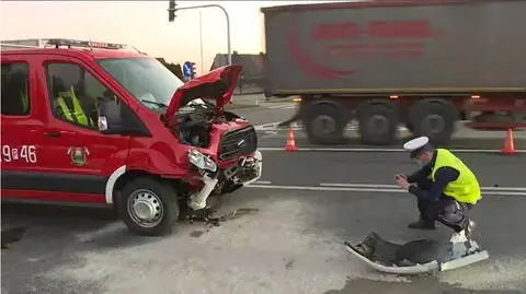 Kierowca wozu strażackiego na sygnale wjechał na czerwonym, uderzył w auto osobowe i uciekł