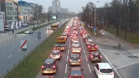 Ogromny korek na Wisłostradzie po podmyciu jezdni. Naprawa ma potrwać kilka dni