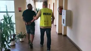 Mężczyzna zaparkował samochód na jednym z parkingów przy ulicy Farbiarskiej i położył się na ławce w centrum miasta