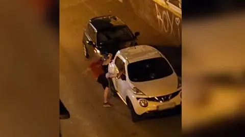 Kung-fu auta. Skakał po dachach, kopał w karoserię i lusterka. Został nagrany