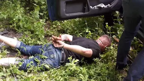 Uciekał ulicami miasta, zatrzymał się dopiero na łące, z auta wyciągnęli go przez okno