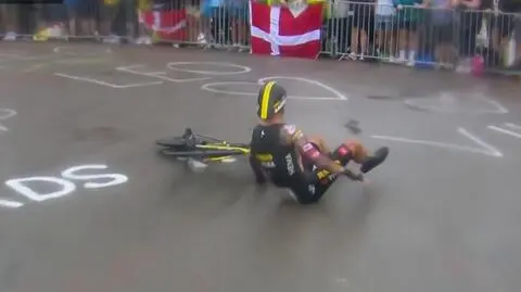Ślizgali się i upadali. Deszcz namieszał w Tour de France
