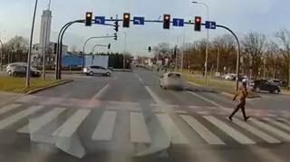 Kierowca zatrzymał się dopiero za przejściem dla pieszych