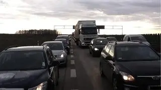 Po zderzeniu tirów na A4 tworzą się korki