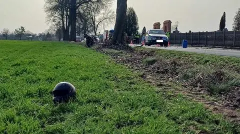 Dramat na drodze. Motocyklista i strażak w szpitalu