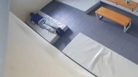 Wyrwali klucze, zaatakowali pracowników. Trzech uciekinierów z poprawczaka z zarzutami 