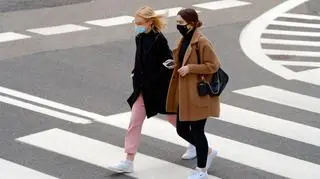 Przechodnie w maseczkach ochronnych