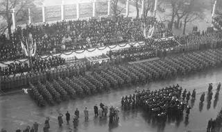 Oddziały piechoty defilujące przed trybuną honorową podczas Obchodów Święta Niepodległości w Warszawie, 1937-11-11