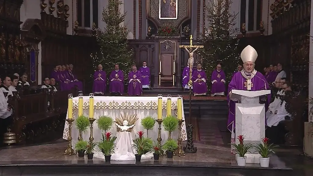 W warszawskiej archikatedrze w poniedziałek odbyła się msza święta w intencji Pawła Adamowicza