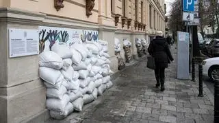 Worki zabezpieczające okna Lwowskiej Narodowej Galerii Sztuki, dawnego pałacu Dzieduszyckich-Łozińskich