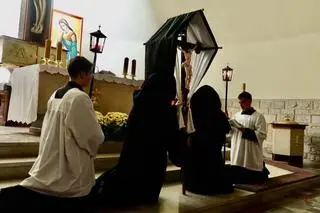 Ubierają się w czarne habity 