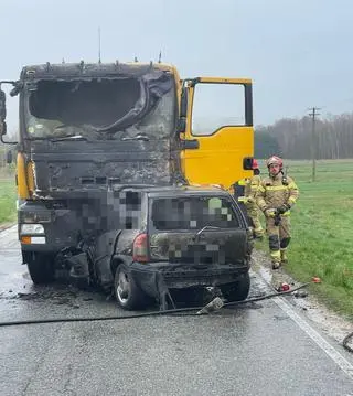 Kierowca osobówki zginął po zderzeniu z ciężarówką