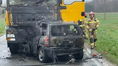 Uderzył w ciężarówkę i stanął w płomieniach. Kierowca nie żyje 