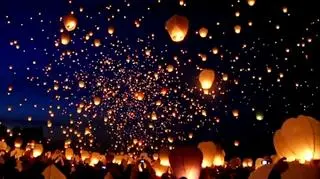 Lampion w Noc Kupały symbolizuje marzenie, które ma się spełnić