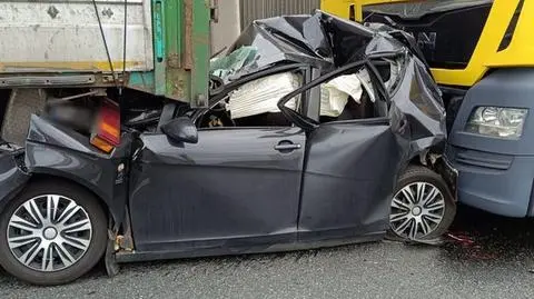 Auto zmiażdżone między ciężarówkami