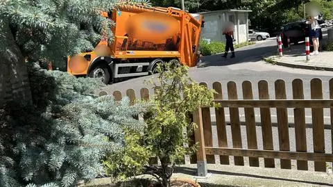 Pod śmieciarką zapadł się asfalt. "Ogromna dziura"