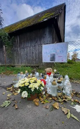 W miejscu, gdzie doszło do tragicznego wypadku, mieszkańcy ustawiali znicze i kwiaty 