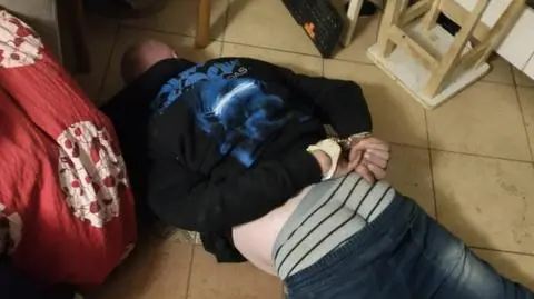 Ofiary krępowane łańcuchami, bite, kopane, przypalane ogniem. Ośmiu mężczyzn z zarzutami
