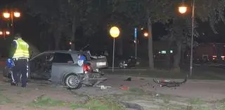 Auto uderzyło w krawężnik i latarnię