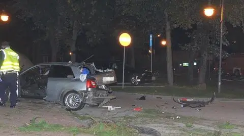 Auto uderzyło w krawężnik i latarnię