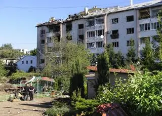 Zniszczenia po rosyjskim uderzeniu na Lwów