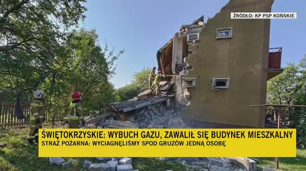 Strażacy ręcznie przeczesują gruzowisko
