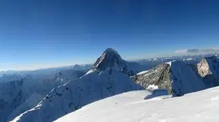 Fotografia z wierzchołka na K2, przedwierzchołek Rocky Summit, przełęcz i Broad Peak Middle