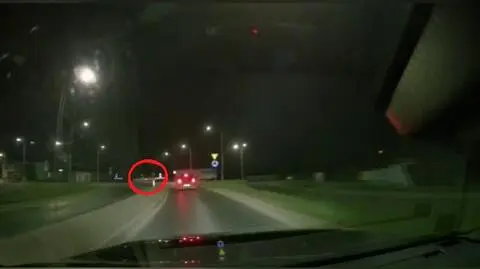 Wjechał pod prąd na rondo