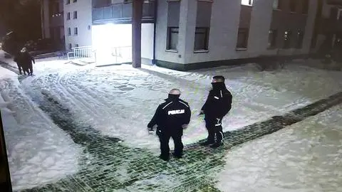 Spokojny spacer włamywaczy na oczach patrolu policji