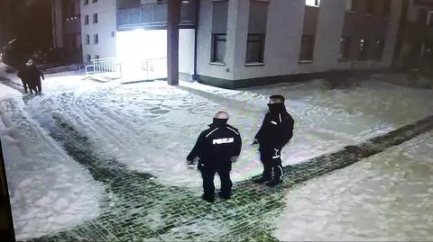 Spokojny spacer włamywaczy na oczach patrolu policji