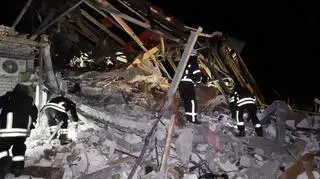 Ukraińskie służby przeszukują gruzy hotelu 