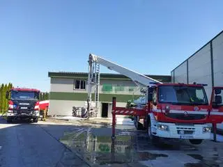 Pożar objął jedną z hal. Ogień szybko przeniósł się na drugą