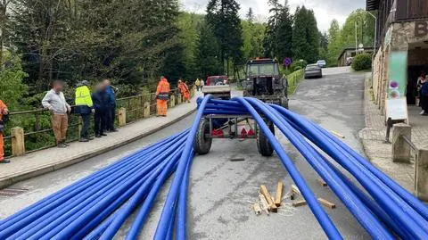 Z ciągnika zsunęły się rury, trzy osoby w szpitalu 
