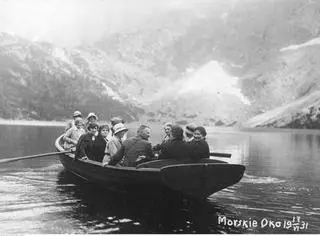 Grupa turystów podczas przejażdżki łodzią po jeziorze, 1931 rok