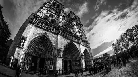 Wyjątkowe zdjęcia perły architektury. Notre Dame w obiektywie Pawła Abramowicza