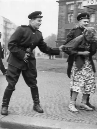 Sowieccy żołnierze atakujący kobietę w Lipsku we wschodnich Niemczech