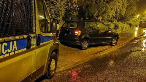 Wyskoczyli z auta w trakcie pościgu. Samochód bez kierowcy wjechał na chodnik