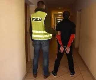 Policja trafiła do mężczyzny po śladach, które zostawił na śniegu 