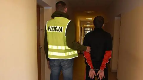 Policja trafiła do mężczyzny po śladach, które zostawił na śniegu 