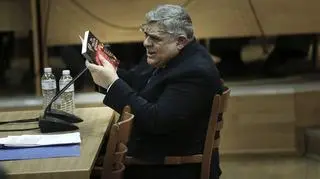 Nikos Michaloliakos zeznaje w sądzie (2019)