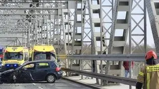 Rozbity volkswagen, którym kierował 84-latek