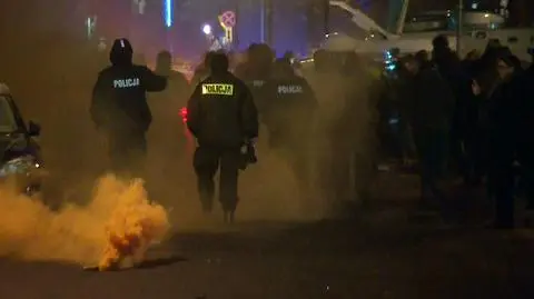 Rzecznik stołecznej policji: świeca dymna rzucona przez jedną z osób protestujących