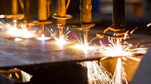 ciecie cnc s shutterstock_115846333