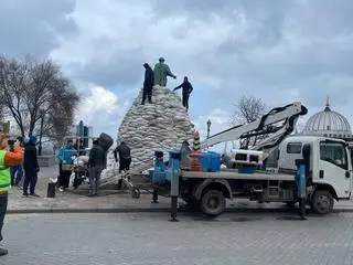 Odessa szykuje się do obrony. Na zdjęciu zabezpieczanie symbolu miasta, pomnika księcia de Richelieu (9.03.2022)